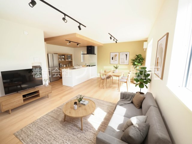 大和郡山市北郡山町の新築一戸建の居間・リビング|現地写真（リビング）ＬＤＫ17.2帖！南向きですので、陽あたり良好です♪