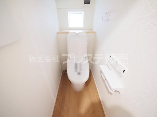 大和郡山市北郡山町の新築一戸建のトイレ|現地写真（１階トイレ）温水洗浄便座を標準装備！
