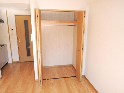 【収納】 | サンモール津田沼 | 奥行のある大きな収納。荷物もたくさん入ります。