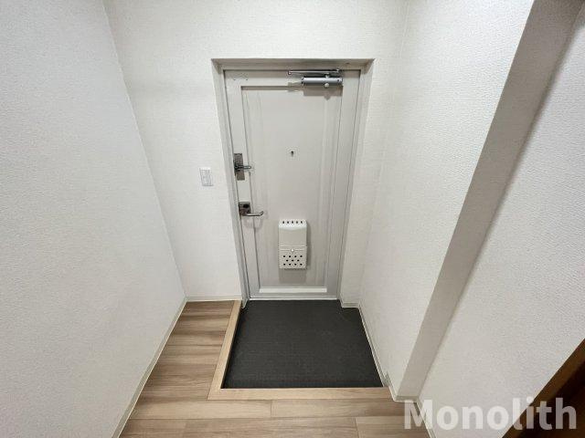 鶴山台45号棟の玄関