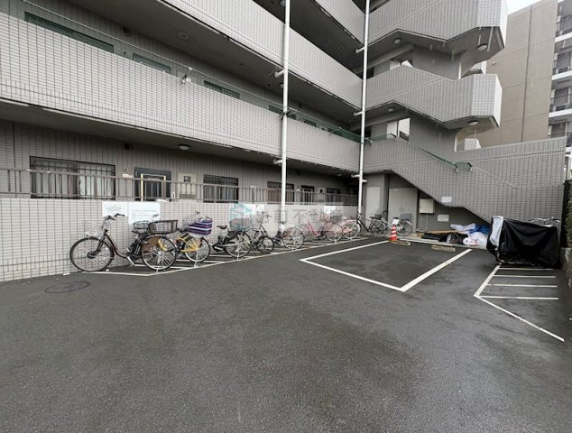 新宿区西落合２丁目の賃貸マンションの駐車場