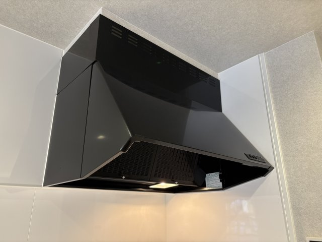 ホワイトキャッスル二島のキッチン|パワフルな換気扇で煙やニオイをしっかり排出。清潔で快適なキッチン空間を保ちます