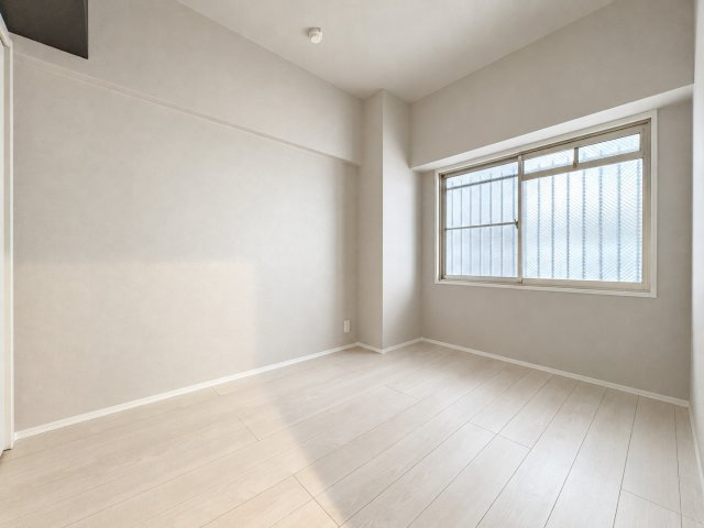 ホワイトキャッスル二島の洋室|ゆとりある洋室で、ベッドやデスクを置いても快適にお使いいただけます♪