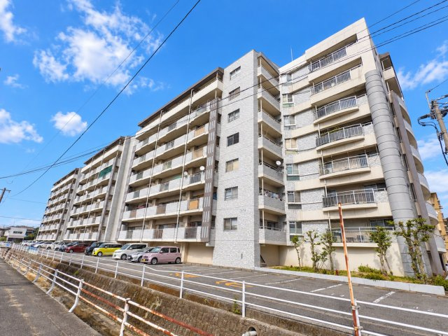 ホワイトキャッスル二島の外観|落ち着いた印象の外観！周囲の街並みに馴染む、シンプルで飽きのこないデザインです♪