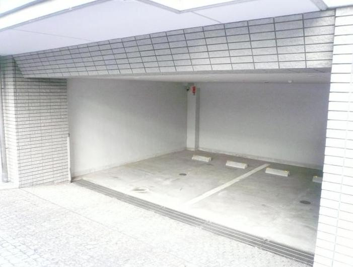 コンフォリア九段の駐車場