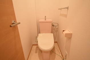 シンプルで掃除のしやすいトイレです♪