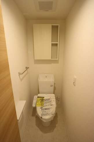 温水洗浄便座付きのトイレです♪