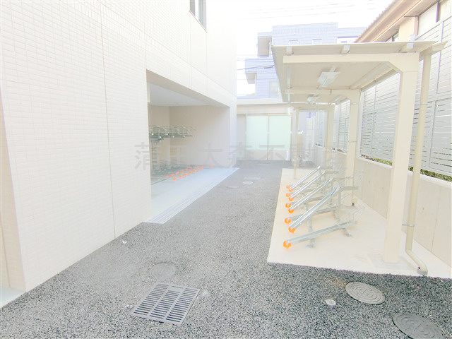 ルフォンプログレ糀谷のその他共用部分|屋根付きラック式の駐輪場　