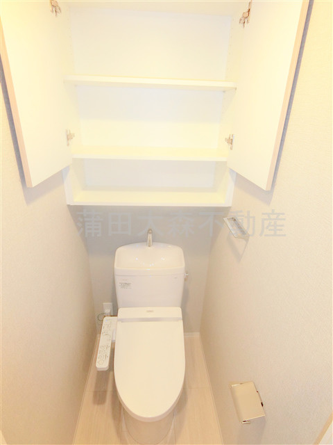 ルフォンプログレ糀谷のトイレ|吊戸棚収納と温水洗浄暖房便座付きのトイレ