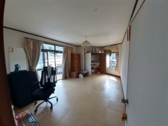宇土市戸口町の中古一戸建の洋室|2F　10.6帖