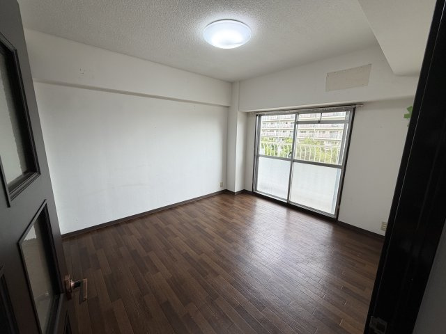我孫子市布佐平和台駅前マンションウイングB棟309号の寝室|白と黒のコントラストが落ち着く空間です