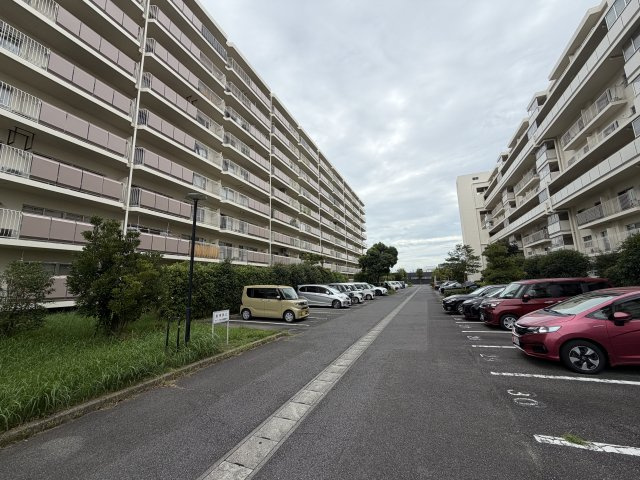 我孫子市布佐平和台駅前マンションウイングB棟309号の駐車場|広々とした駐車場