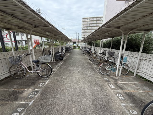 我孫子市布佐平和台駅前マンションウイングB棟309号の駐輪場|雨の日も安心　屋根付きの駐輪場です