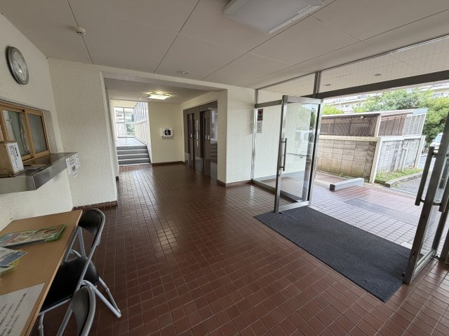 我孫子市布佐平和台駅前マンションウイングB棟309号のエントランス|整理整頓されたエントランス