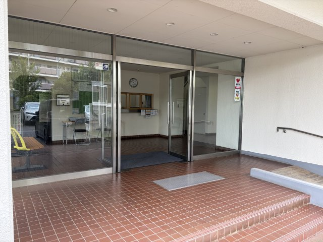 我孫子市布佐平和台駅前マンションウイングB棟309号のエントランス|スロープ付きなのでベビーカーや車椅子でも大丈夫です