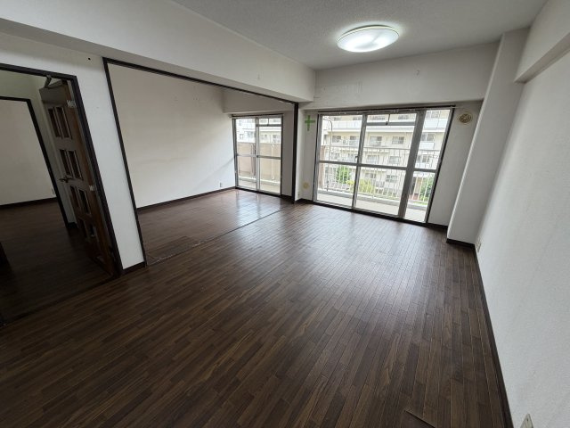 我孫子市布佐平和台駅前マンションウイングB棟309号の居間・リビング|約16帖のリビングです