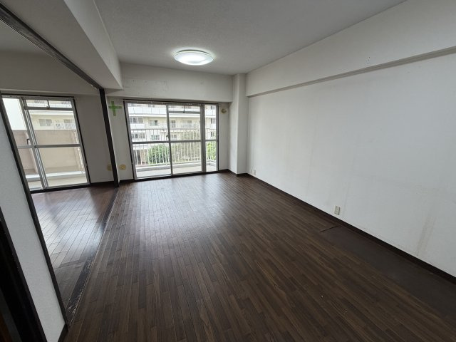 我孫子市布佐平和台駅前マンションウイングB棟309号の居間・リビング|自然の光が差し込む明るいリビング