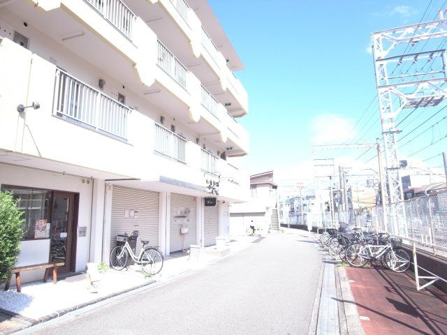 豊中市服部豊町１丁目の店舗一部
