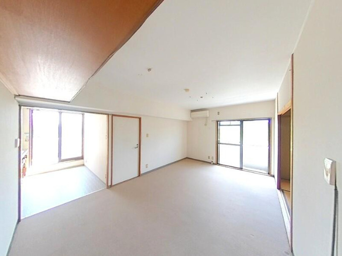 「屋外倉庫付き」高知市小津町　ダイアパレス小津町　中古マンションの居間・リビング|各部屋の窓から自然光が差し込み、明るい室内♪