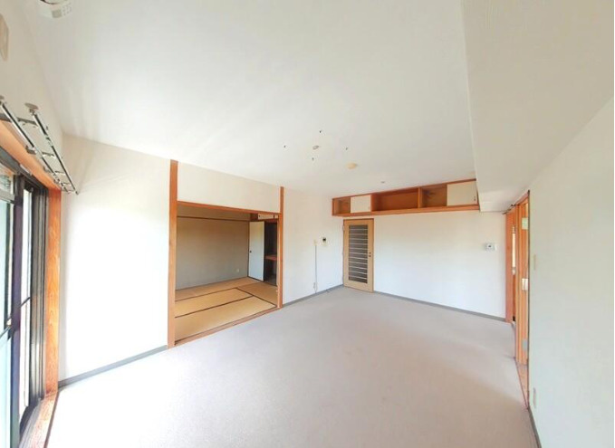 「屋外倉庫付き」高知市小津町　ダイアパレス小津町　中古マンションの居間・リビング|リビングは約16帖、隣の和室とあわせてさらに広々空間に♪