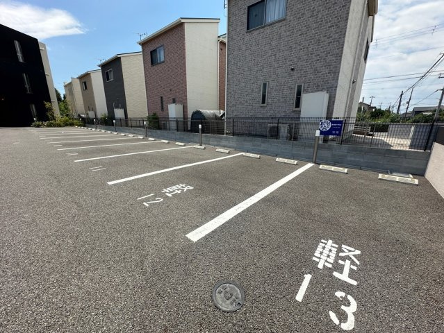 メゾン コンフォールの駐車場