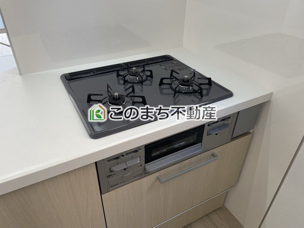 リガーレ宇都宮市細谷町3期のキッチン|三ツ口コンロ採用で、同時調理もスムーズ◎！お料理を並べられるカウンター付きで、配膳・片付けをサポート！リビングで過ごすご家族とコミュニケーションを楽しみながら作業可能です♪
