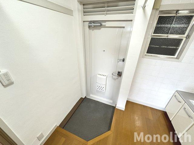 鶴山台1号棟の玄関