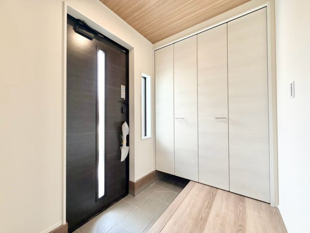 リーブルガーデン　豊田市畝部西町の玄関|大容量のシューズ収納で、家族分の靴や外遊び道具もすっきり収納。日々の使いやすさにも優れています。											
