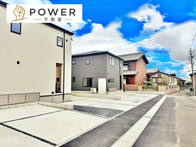 リーブルガーデン　豊田市畝部西町の前面道路含む現地写真|十分な幅が確保されており、車の出し入れもスムーズ。お子様の送り迎えなど、日常の動作も快適に行えます。									
									