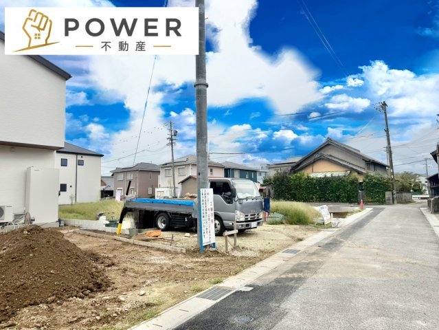 リーブルガーデン　豊田市畝部西町の前面道路含む現地写真|十分な幅が確保されており、車の出し入れもスムーズ。お子様の送り迎えなど、日常の動作も快適に行えます。									
									