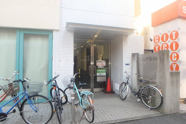 サリエンテＳＩビルのエントランス