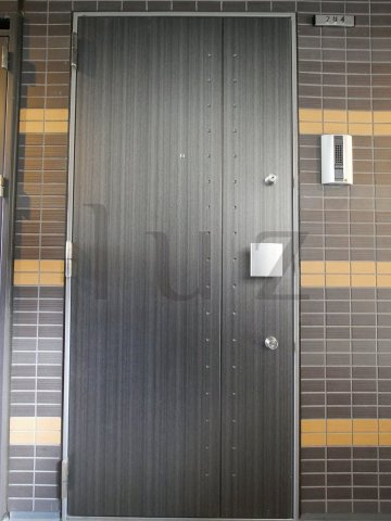 ベルシード横濱吉野町マキシヴの玄関