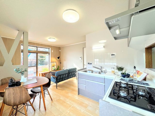 戸塚区下倉田町　中古戸建て　第3のキッチン|◆一家だんらんのスペースとなるＬＤＫ。窓から明るい光が差し込み、思わず家族の会話も弾む快適な空間。(家具はイメージです)
