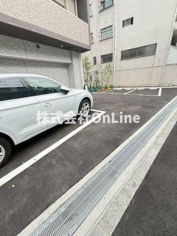 シャテーニュ上本町の駐車場