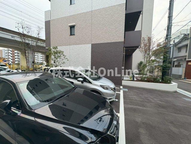 シャテーニュ上本町の駐車場