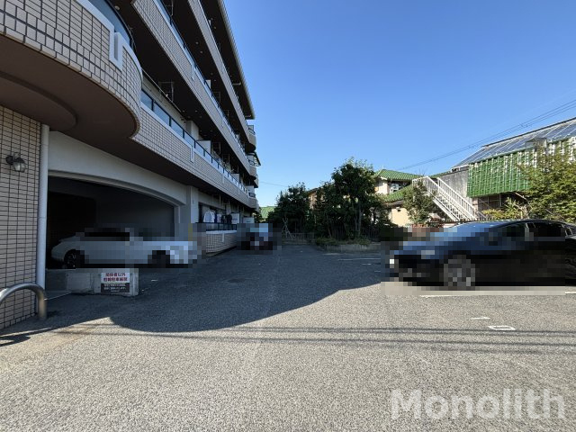 グランディール東山の駐車場