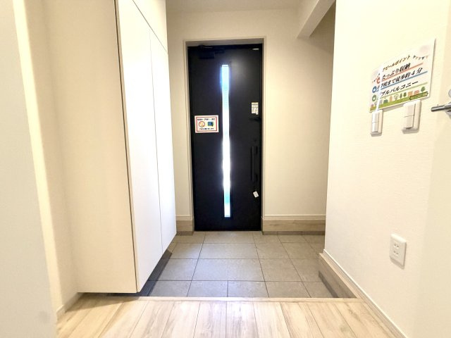 越谷市宮本町１９期１号棟ケイアイグレース　新築戸建の玄関|玄関ドアには防犯性の高いダブルロックを採用。家族の安心・安全な暮らしを守ります。