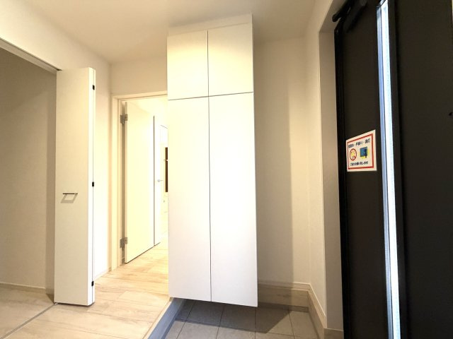越谷市宮本町１９期１号棟ケイアイグレース　新築戸建の玄関|棚板の高さを自由に調整できる可動棚。ヒールやスニーカーも無駄なく美しく収納できます。