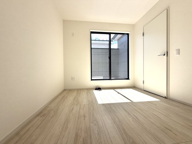 越谷市宮本町１９期１号棟ケイアイグレース　新築戸建の洋室|1日を通して安定した採光が確保された洋室。趣味の時間を楽しんだり読書をしたりするのに最適です。