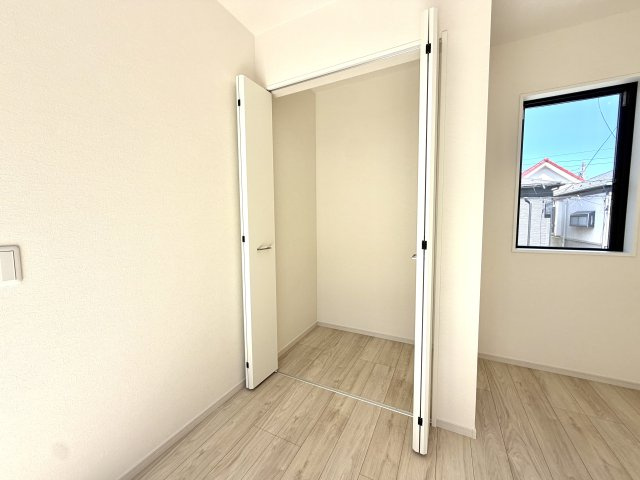 越谷市宮本町１９期１号棟ケイアイグレース　新築戸建の収納|部屋の形状に合わせたスマートな収納設計。出っ張りが少なく、お部屋全体を広く見せる効果があります。