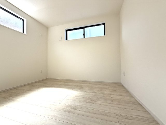 越谷市宮本町１９期１号棟ケイアイグレース　新築戸建の洋室|リビングから少し離れた静かな洋室。夜も周囲の音を気にせず、ゆっくりと休むことができる寝室です。