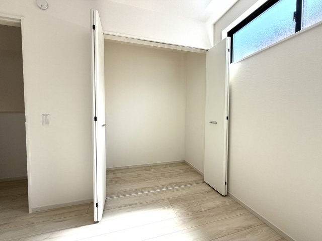 越谷市宮本町１９期１号棟ケイアイグレース　新築戸建の収納|ロングコートや丈の長いワンピースもシワにならず綺麗に掛けられる、高さにゆとりがある収納です。