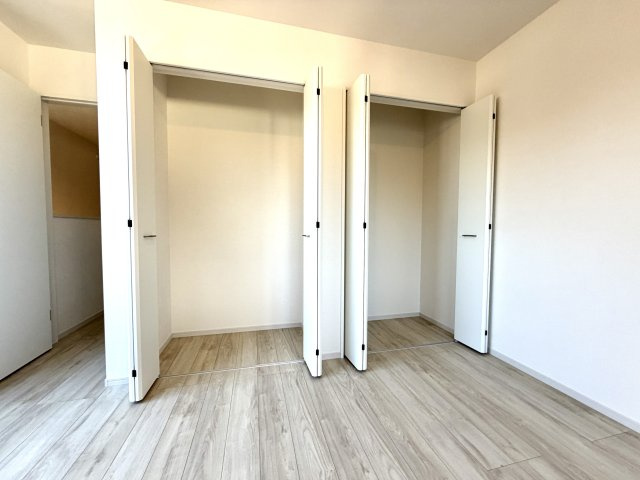 越谷市宮本町１９期１号棟ケイアイグレース　新築戸建の収納|衣服の出し入れがスムーズに行える使い勝手の良い配置。毎朝の着替えや片付けが習慣化しやすい設計です。