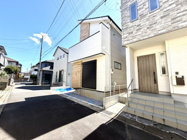 越谷市宮本町１９期１号棟ケイアイグレース　新築戸建の外観|青空に映えるすっきりとした外観。落ち着いた街並みに調和するデザインです。
