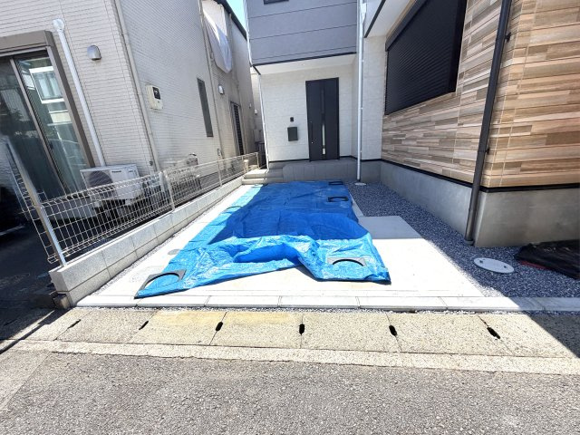 越谷市宮本町１９期１号棟ケイアイグレース　新築戸建の駐車場|家のすぐ横に車を横付けできる安心の駐車スペース。夜間の帰宅時もサッと室内へ移動できます。