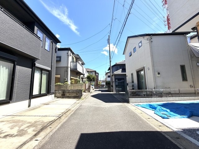 越谷市宮本町１９期１号棟ケイアイグレース　新築戸建の前面道路含む現地写真|車通りが穏やかな前面道路。敷地へのアプローチもしやすく、ご家族やゲストを安心して迎え入れられます。