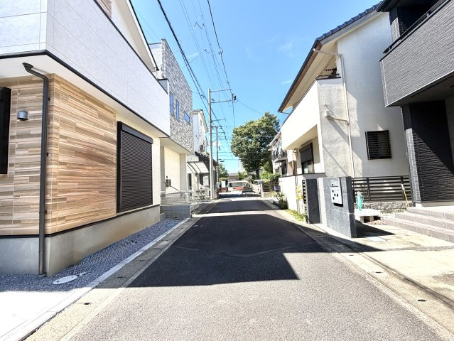 越谷市宮本町１９期１号棟ケイアイグレース　新築戸建の前面道路含む現地写真|わかりやすく整備された前面道路に面した敷地。周辺は静かな住宅街で、日々の暮らしが穏やかに営めます。