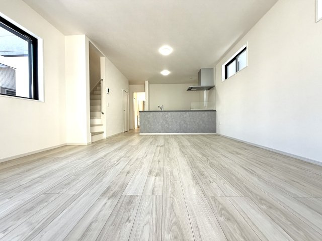 越谷市宮本町１９期１号棟ケイアイグレース　新築戸建の居間・リビング|視線が外へ抜け開放感を感じられる素敵なリビング。日々の疲れを優しく癒やしてくれる居場所です。