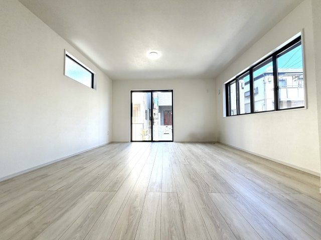 越谷市宮本町１９期１号棟ケイアイグレース　新築戸建の居間・リビング|家族が集う広々としたLDK。陽当たりと通風に優れ、ゆったりと寛げる住まいの中心です。