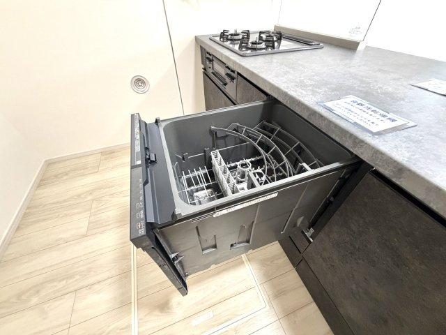 越谷市宮本町１９期１号棟ケイアイグレース　新築戸建のキッチン|食洗器を標準装備したキッチンです。家事の負担を軽減し、家族との時間を増やせます。